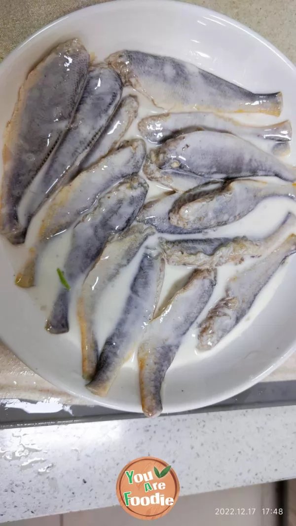 Dry fried small yellow croaker