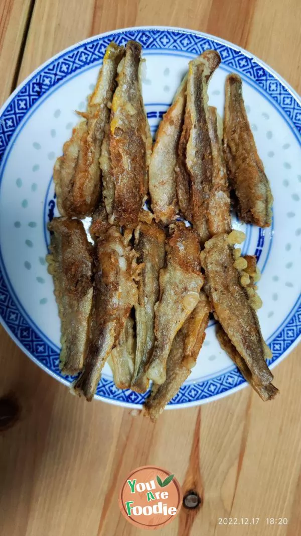 Dry fried small yellow croaker