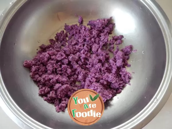 Steamed bun roll with purple potato