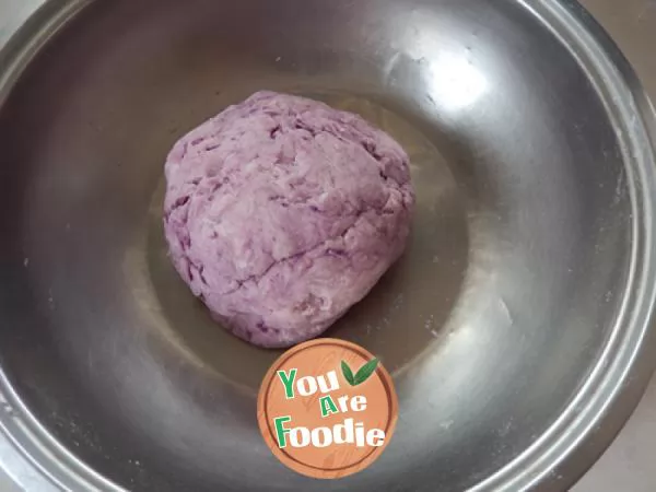 Steamed bun roll with purple potato