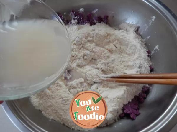 Steamed bun roll with purple potato