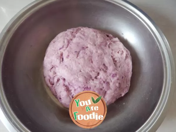 Steamed bun roll with purple potato