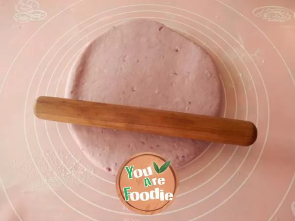 Steamed bun roll with purple potato