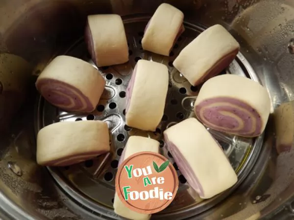 Steamed bun roll with purple potato
