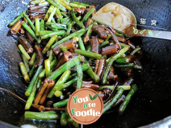 Braised eel with garlic sprouts