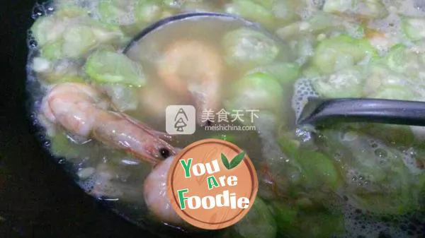 Shrimp and towel gourd egg soup