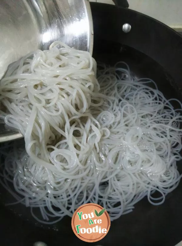 Home style hot and sour noodles