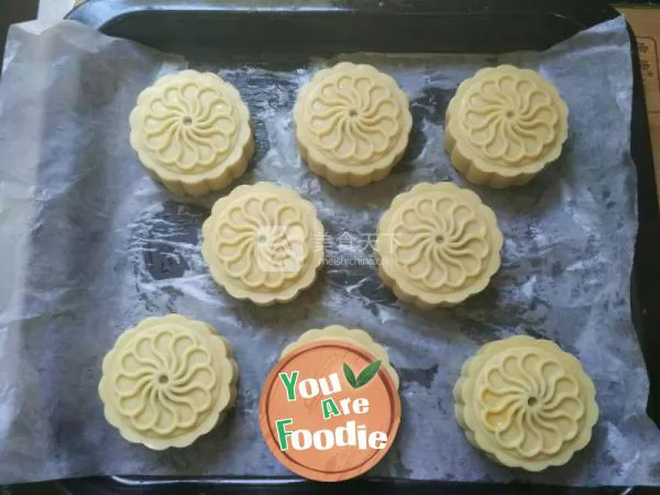 Double egg yolk moon cake