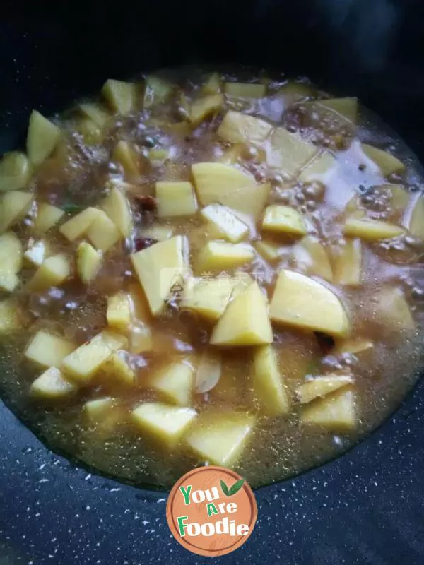 Stewed beef with potato and green pepper