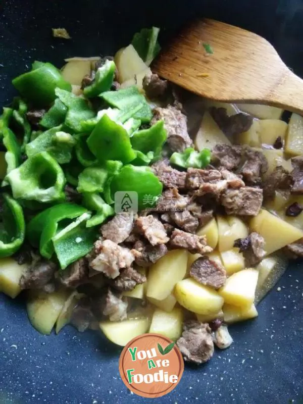 Stewed beef with potato and green pepper