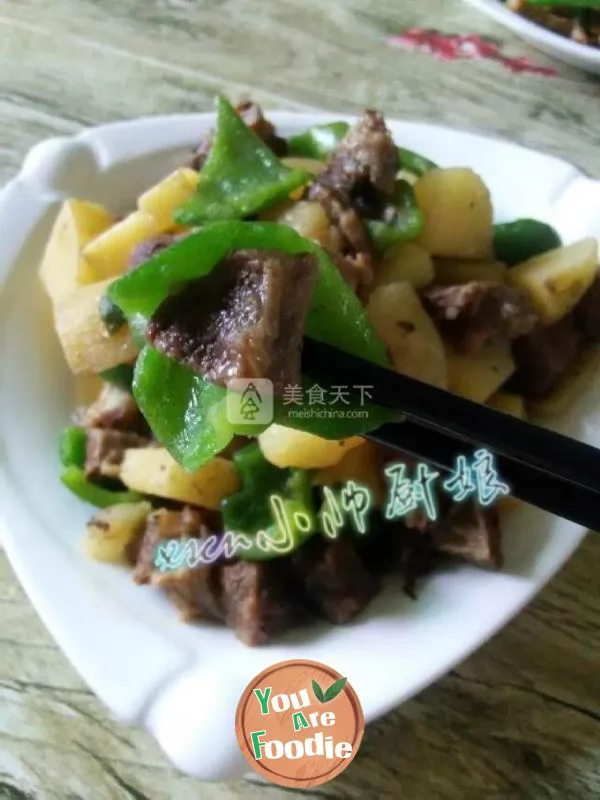 Stewed beef with potato and green pepper