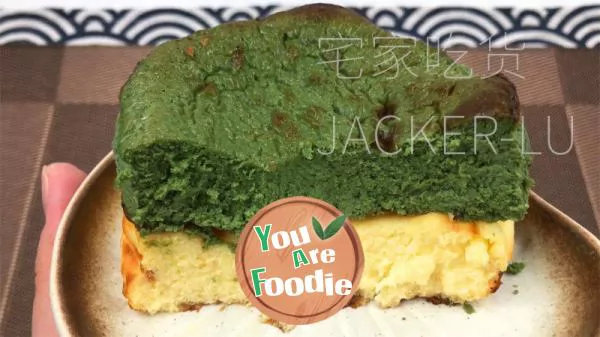 Yogurt Basque cake, small and tempting, matcha intoxicating, rich taste, satisfying in one bite.