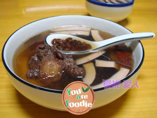 Stewed-coconut-and-black-bean-soup-with-cow-tail