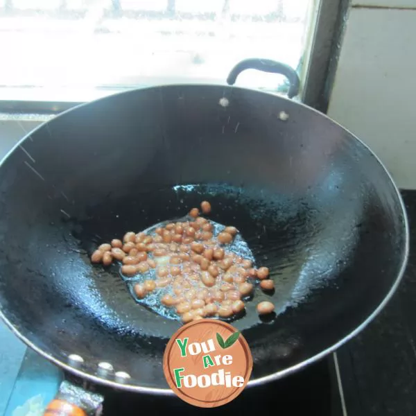 Fried chicken with peanuts