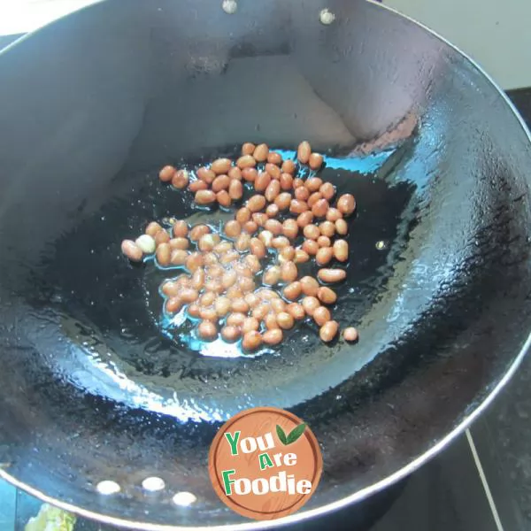 Fried chicken with peanuts