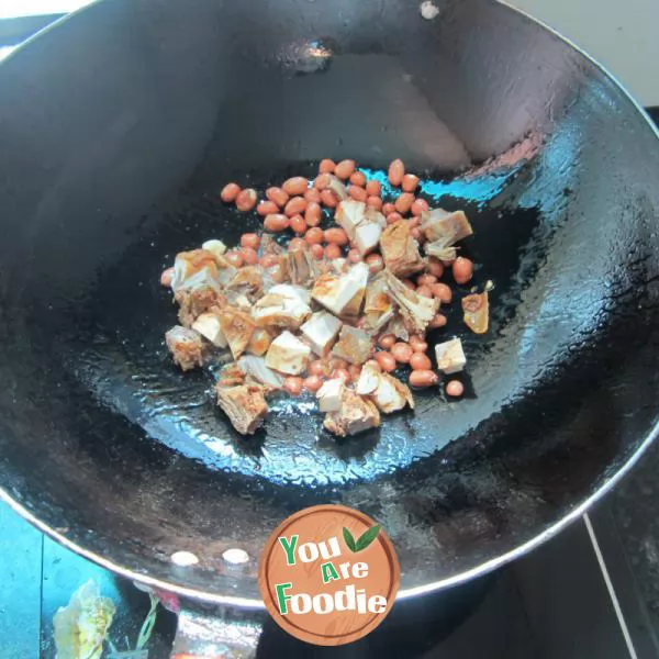 Fried chicken with peanuts