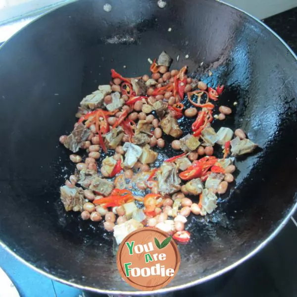 Fried chicken with peanuts