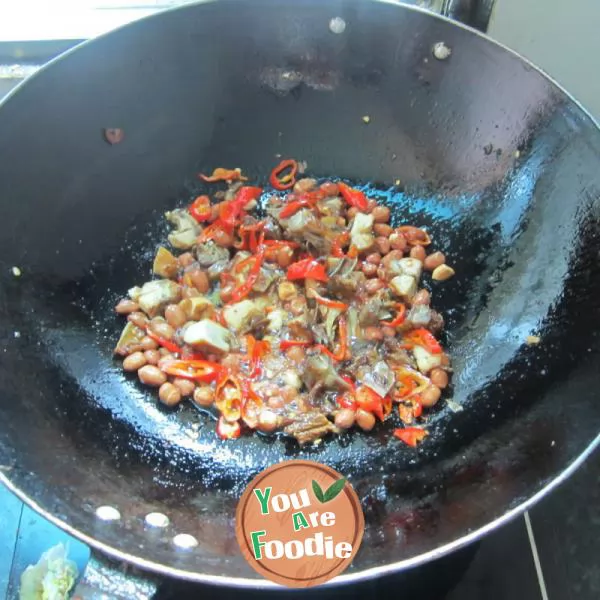 Fried chicken with peanuts