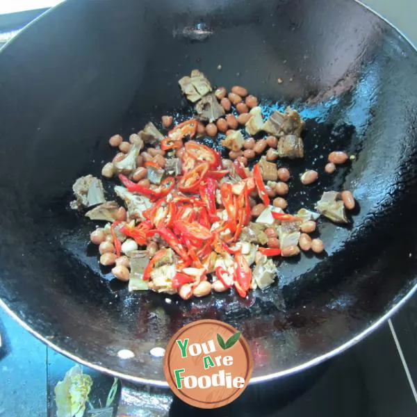 Fried chicken with peanuts