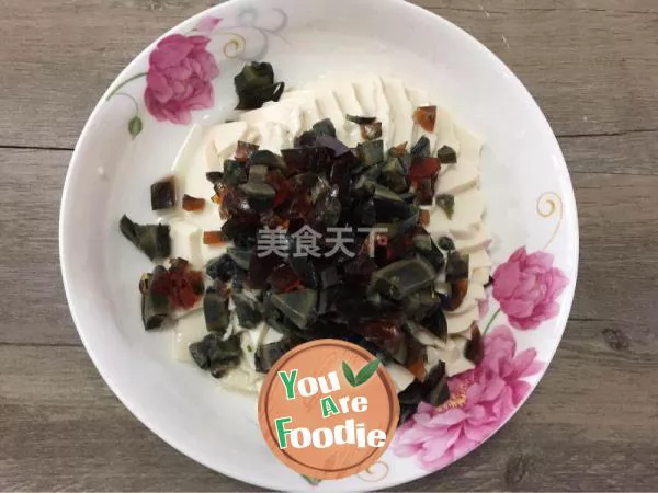 Bean curd with preserved egg in cold sauce