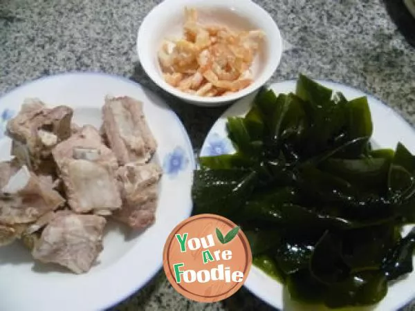 Kaiyang kelp and spare ribs soup