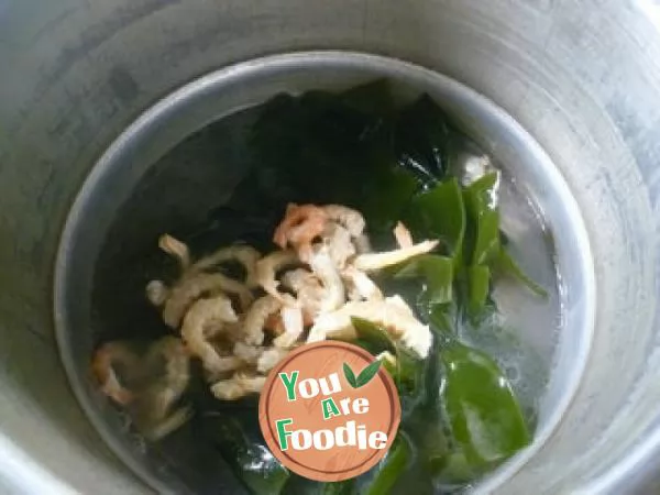 Kaiyang kelp and spare ribs soup