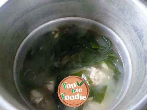 Kaiyang kelp and spare ribs soup