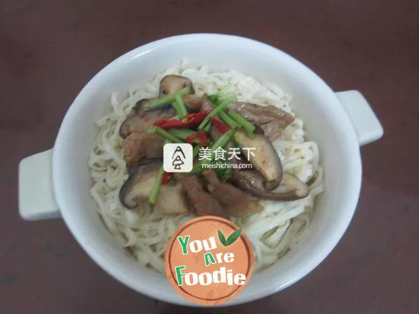 Noodles with shredded meat and mushrooms