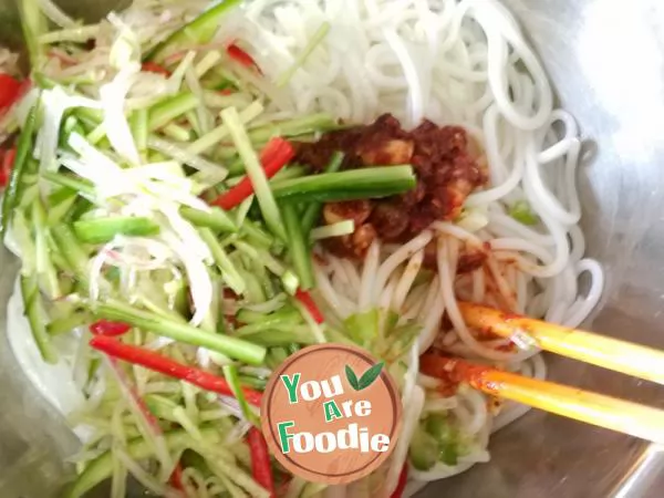 Spicy cold rice noodles