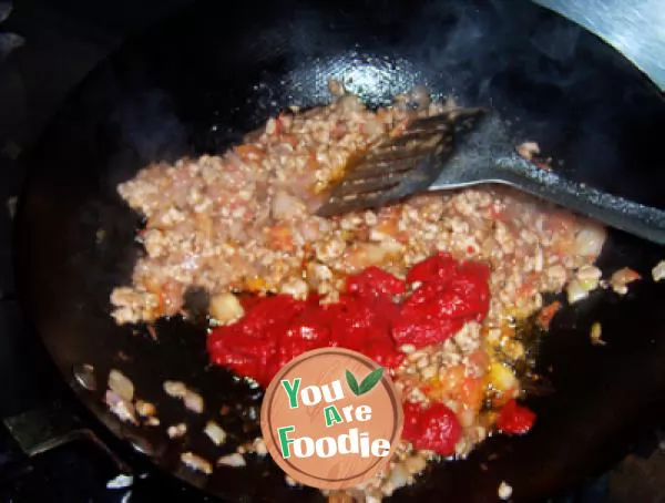 Spaghetti with tomato and minced meat