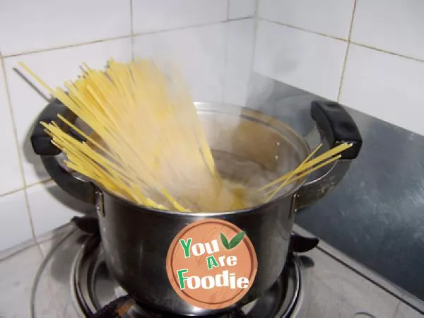 Spaghetti with tomato and minced meat