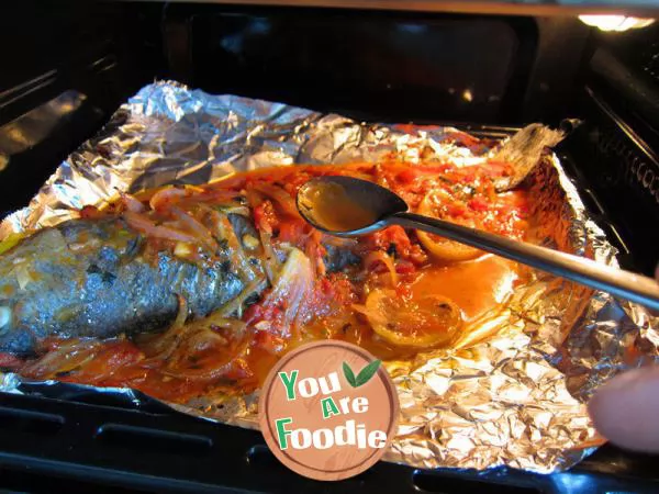 Grilled fish in tomato sauce with lemon