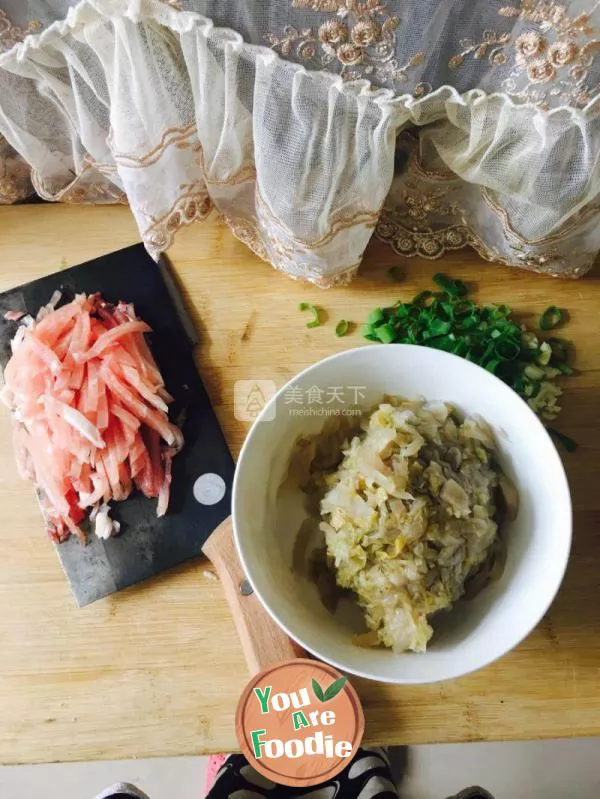 Shredded pork with pickled cabbage