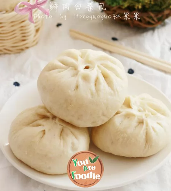 Steamed-bun-with-fresh-meat-and-cabbage