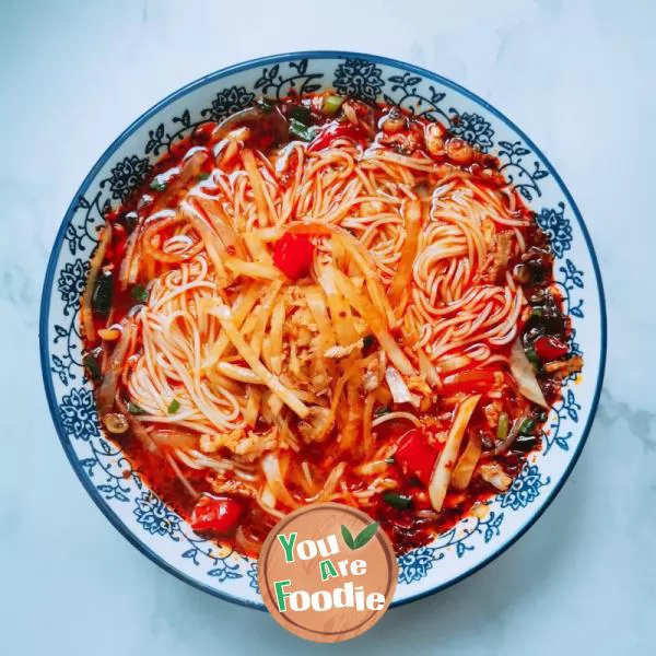 Noodles-with-shredded-pork-and-sour-radish