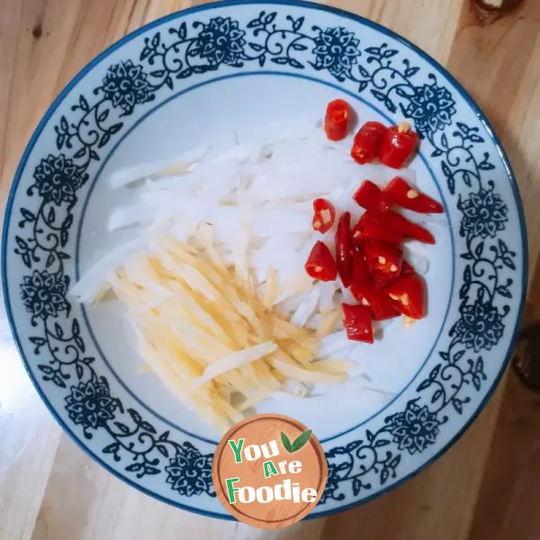 Noodles with shredded pork and sour radish