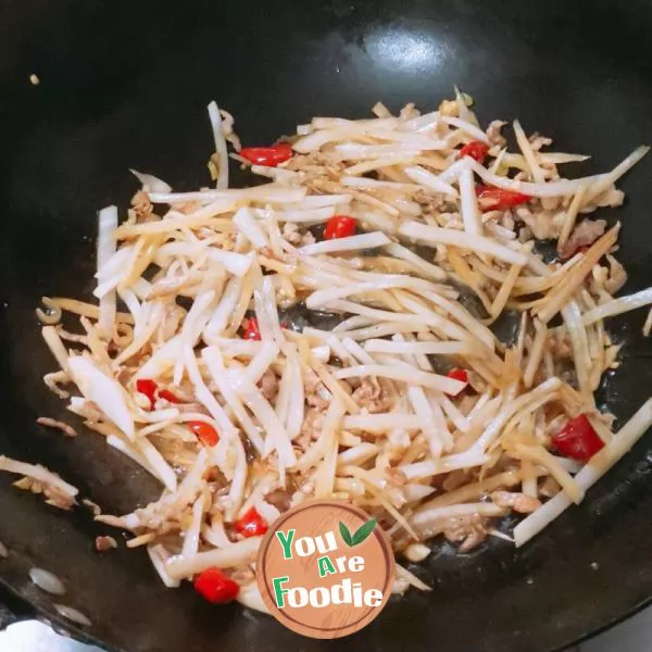 Noodles with shredded pork and sour radish