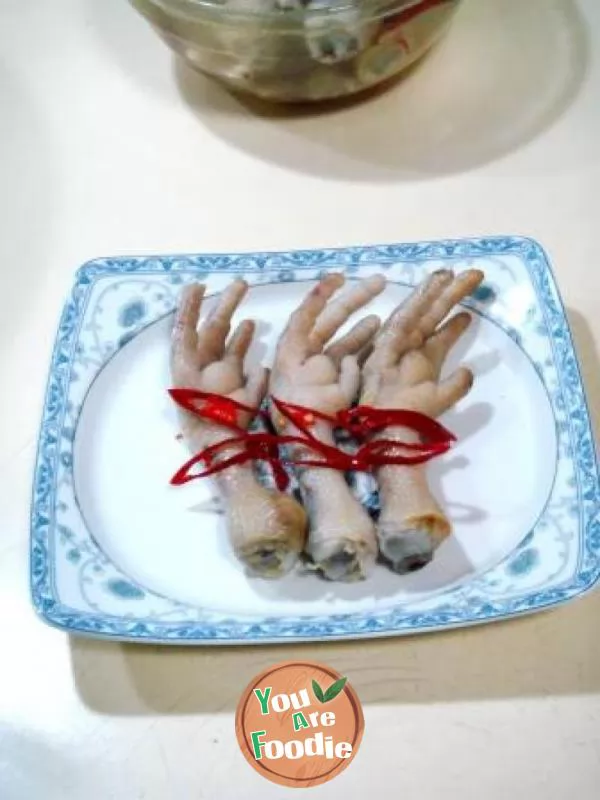 Privately developed, sour, sweet and delicious chicken feet with pickled peppers