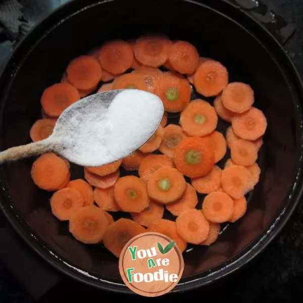 Braised carrot slices in microwave oven