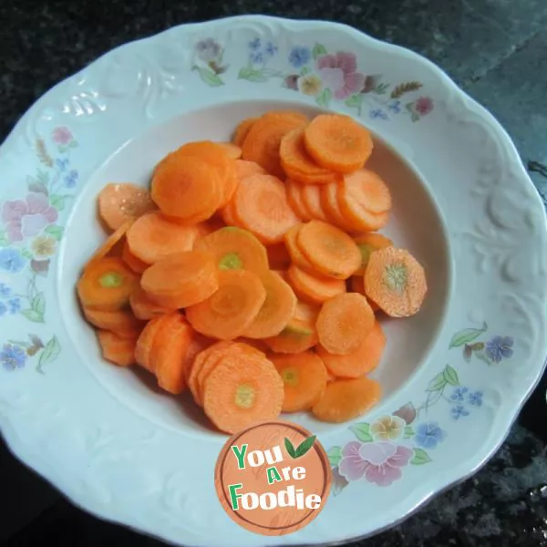 Braised carrot slices in microwave oven