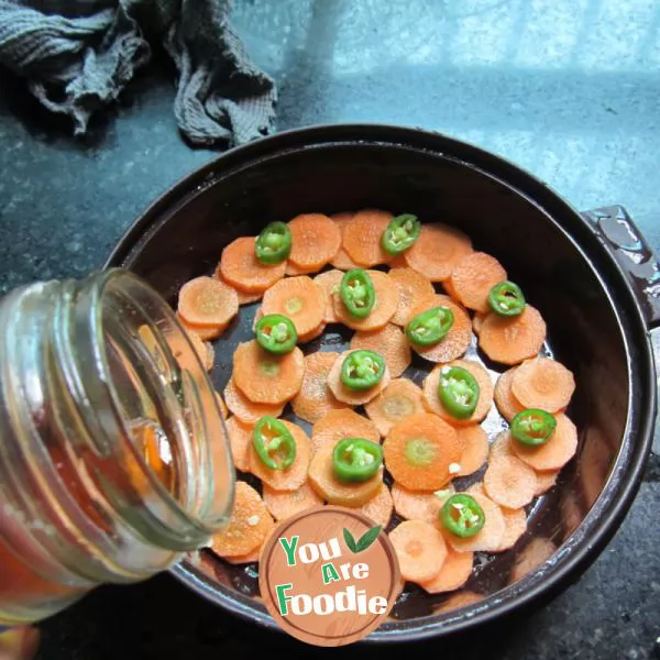 Braised carrot slices in microwave oven