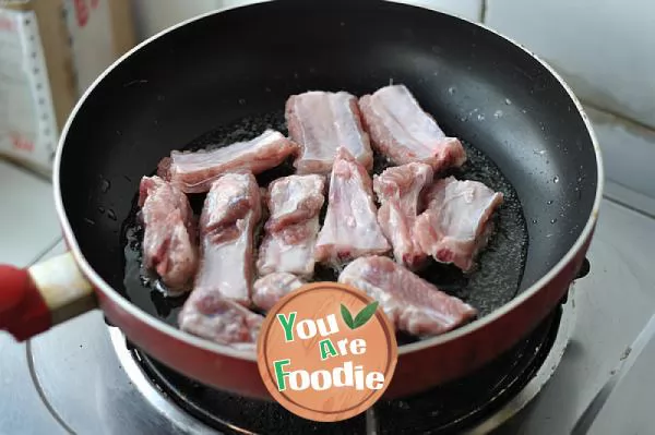 Spare ribs in tomato sauce