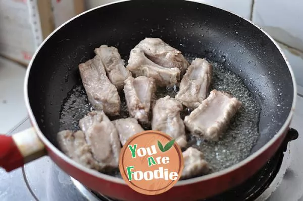 Spare ribs in tomato sauce