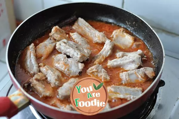Spare ribs in tomato sauce