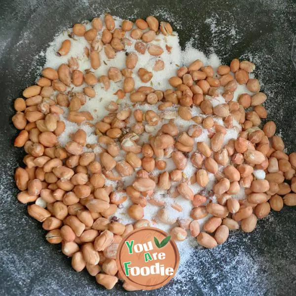 Baked peanuts with salt