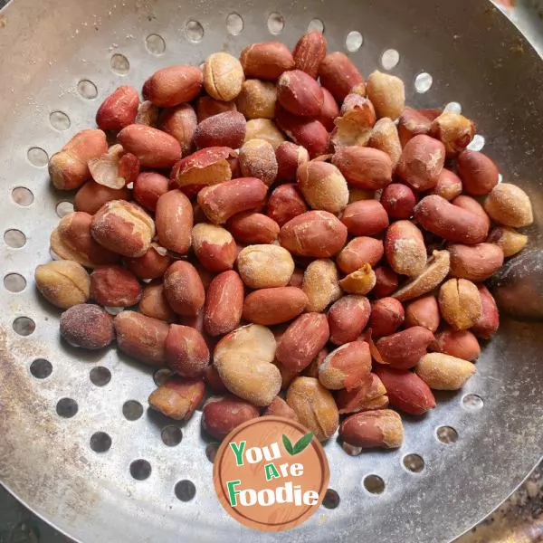 Baked peanuts with salt