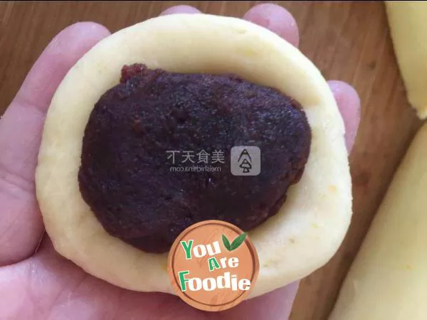 Bean paste bun