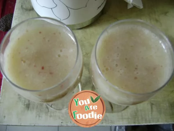 A good drink in summer -- iced honey peach drink