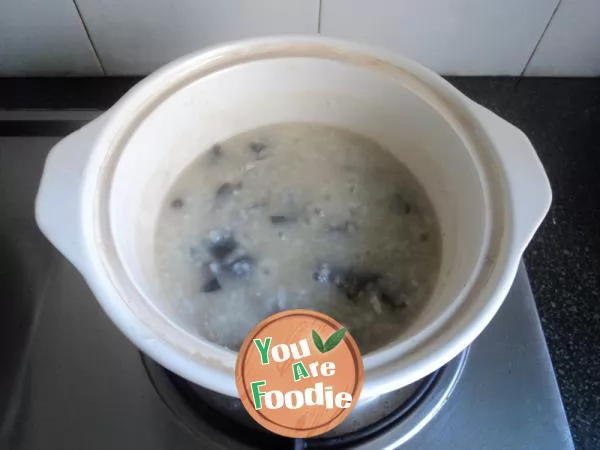 Reducing fire and improving appetite -- [preserved egg and lean meat porridge]