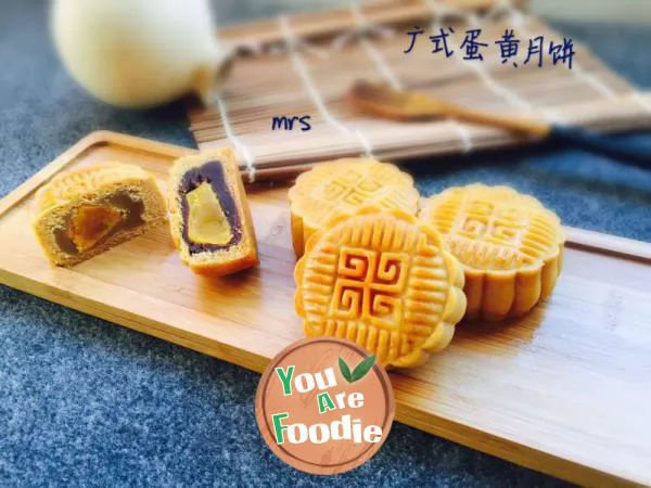 Cantonese egg yolk moon cake